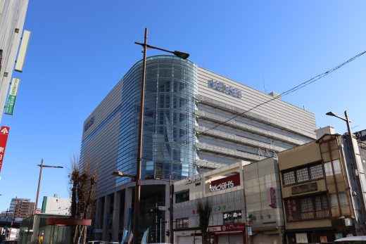 伊勢甚呉服店（泉町一丁目）＝昭和9年ころ 2025年時点の写真