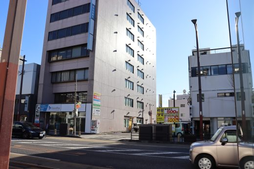 塙洋品店（泉町二丁目）＝大正5年 2025年時点の写真