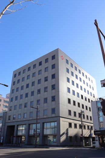角田洋品店（泉町二丁目）＝大正5年 2025年時点の写真