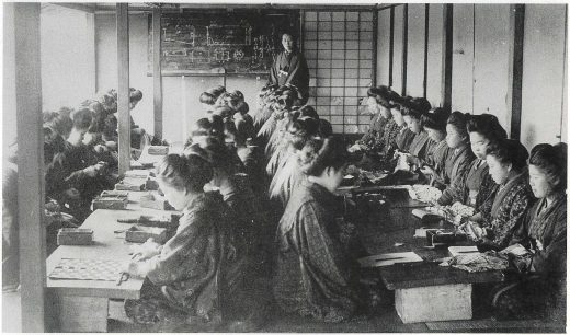 諸沢裁縫伝習所の授業風景