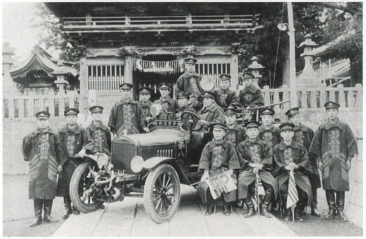 自動車ポンプを囲んだ大工町第八分団の人々（別雷皇太神境内）
