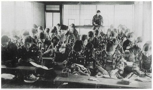 大成裁縫女学校の裁縫授業