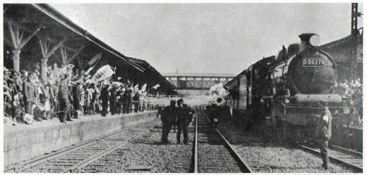 出征兵士を送る発車間近の水戸駅ホーム