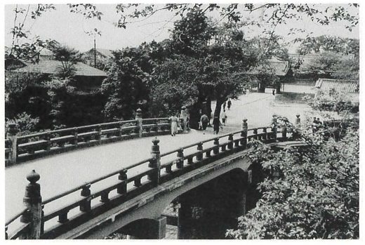 二の丸と三の丸の間に架かる大手橋