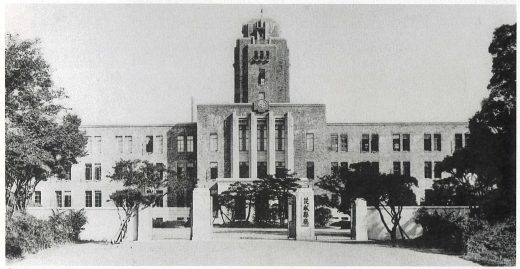戦後4階に増築される前の県庁本館