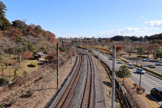 偕楽園下を小山に向かう水戸線試運転電車 2025年時点の写真