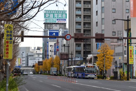 銀杏坂を走る水浜電車＝昭和30年ころ 2025年時点の写真