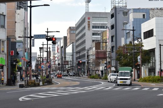 局前広場ですれ違う水浜電車＝昭和30年ころ 2025年時点の写真