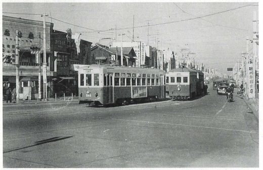 局前広場ですれ違う水浜電車＝昭和30年ころ