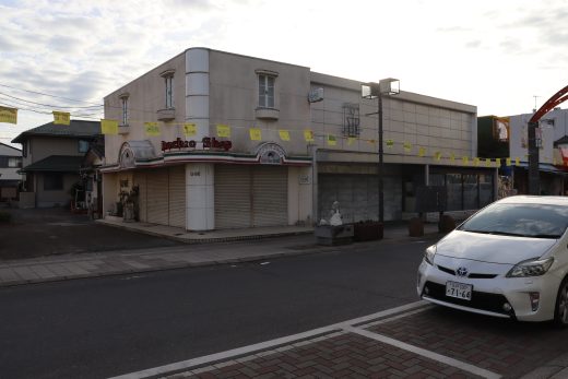 六三久金物店（本三町目）＝大正5年 2025年時点の写真