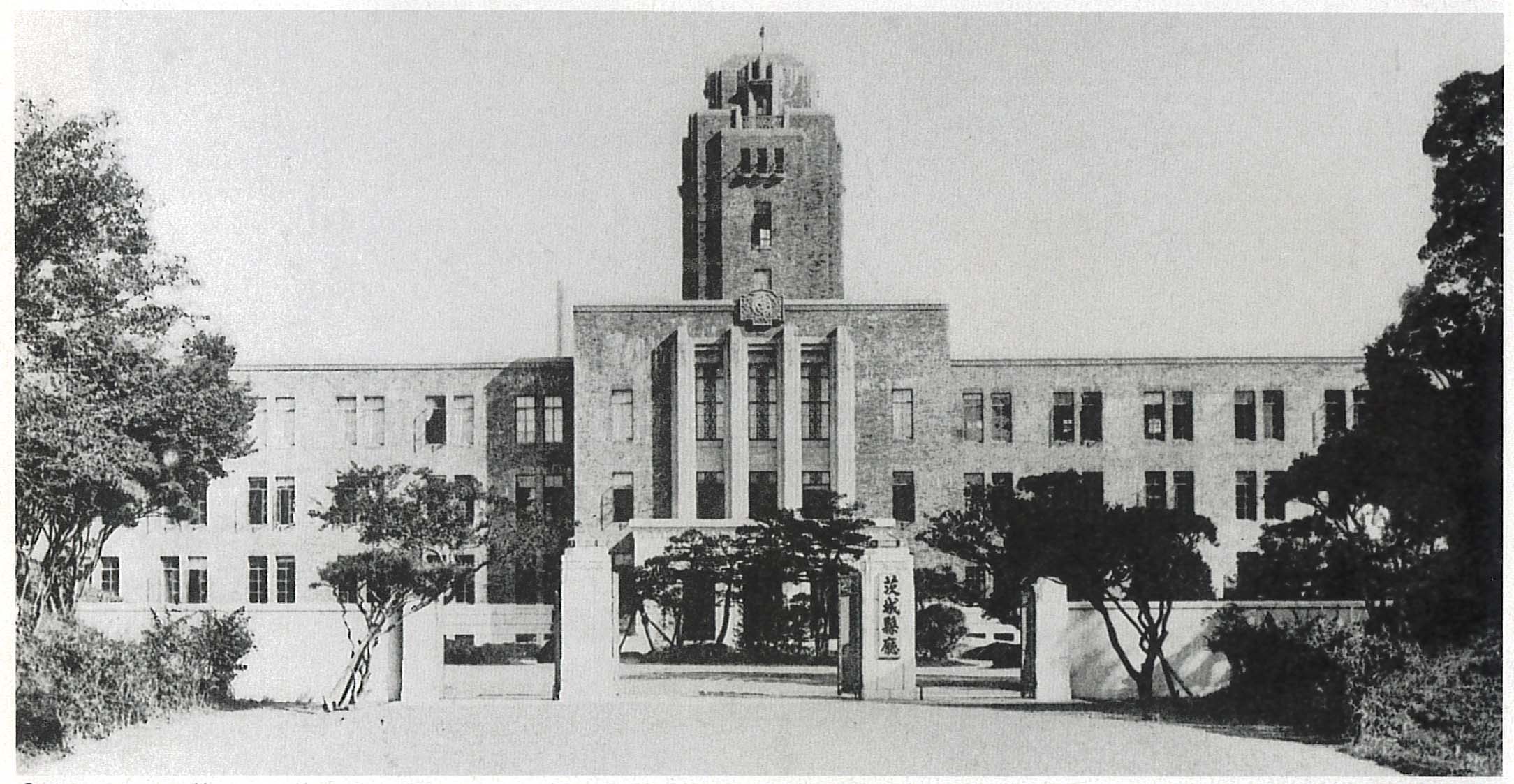 戦後4階に増築される前の県庁本館