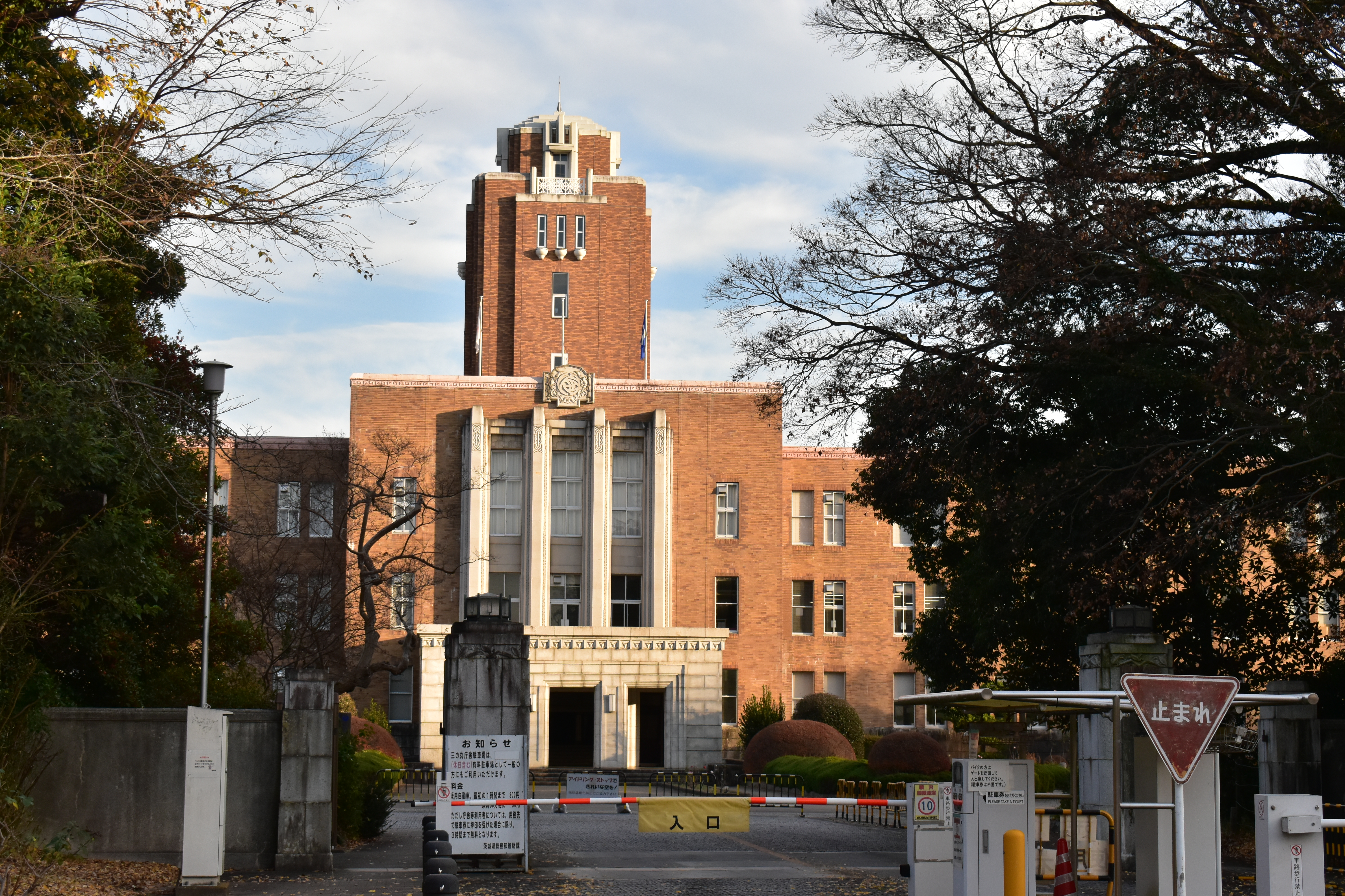 戦後4階に増築される前の県庁本館 2025年時点の写真