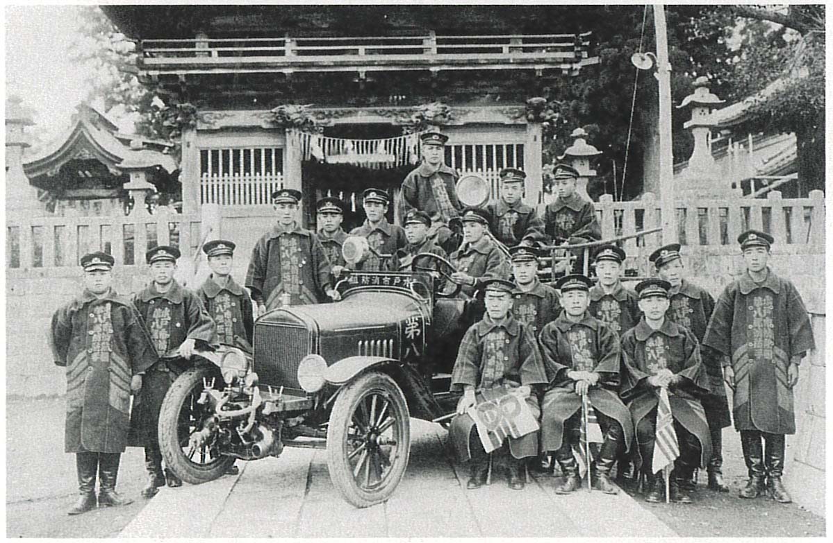 自動車ポンプを囲んだ大工町第八分団の人々（別雷皇太神境内）