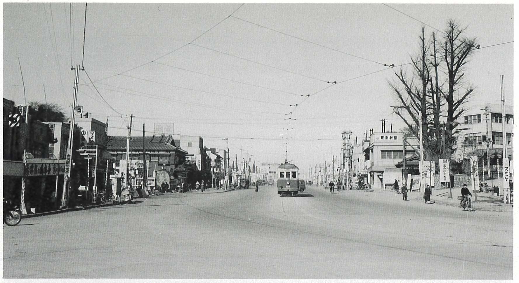戦後12年、第一次復興なった中心街（銀杏坂）