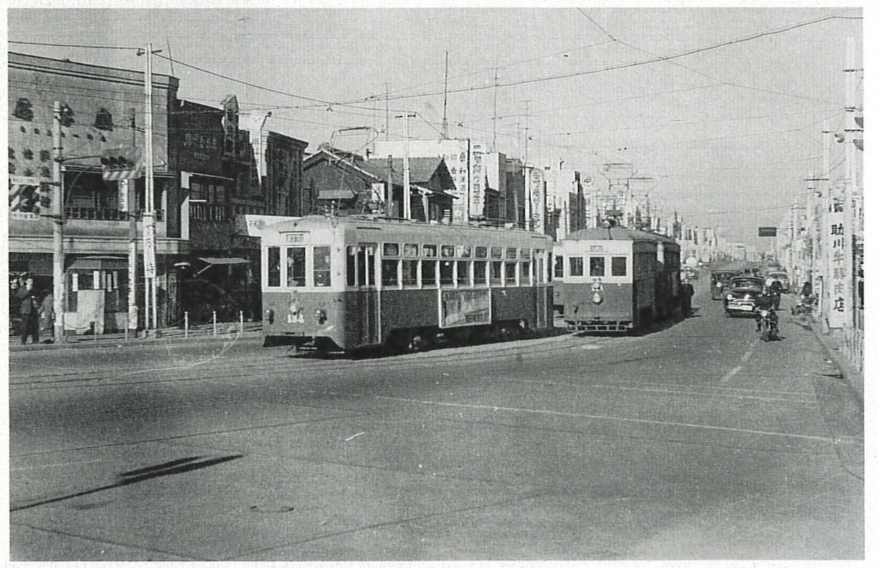 局前広場ですれ違う水浜電車＝昭和30年ころ