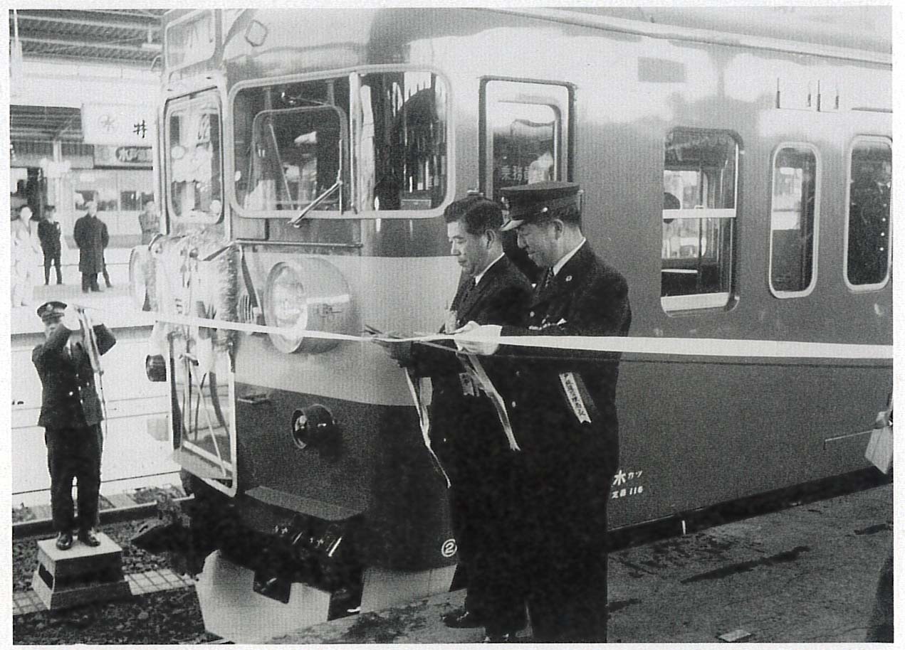 水戸線電化（テープカットする岩上知事）