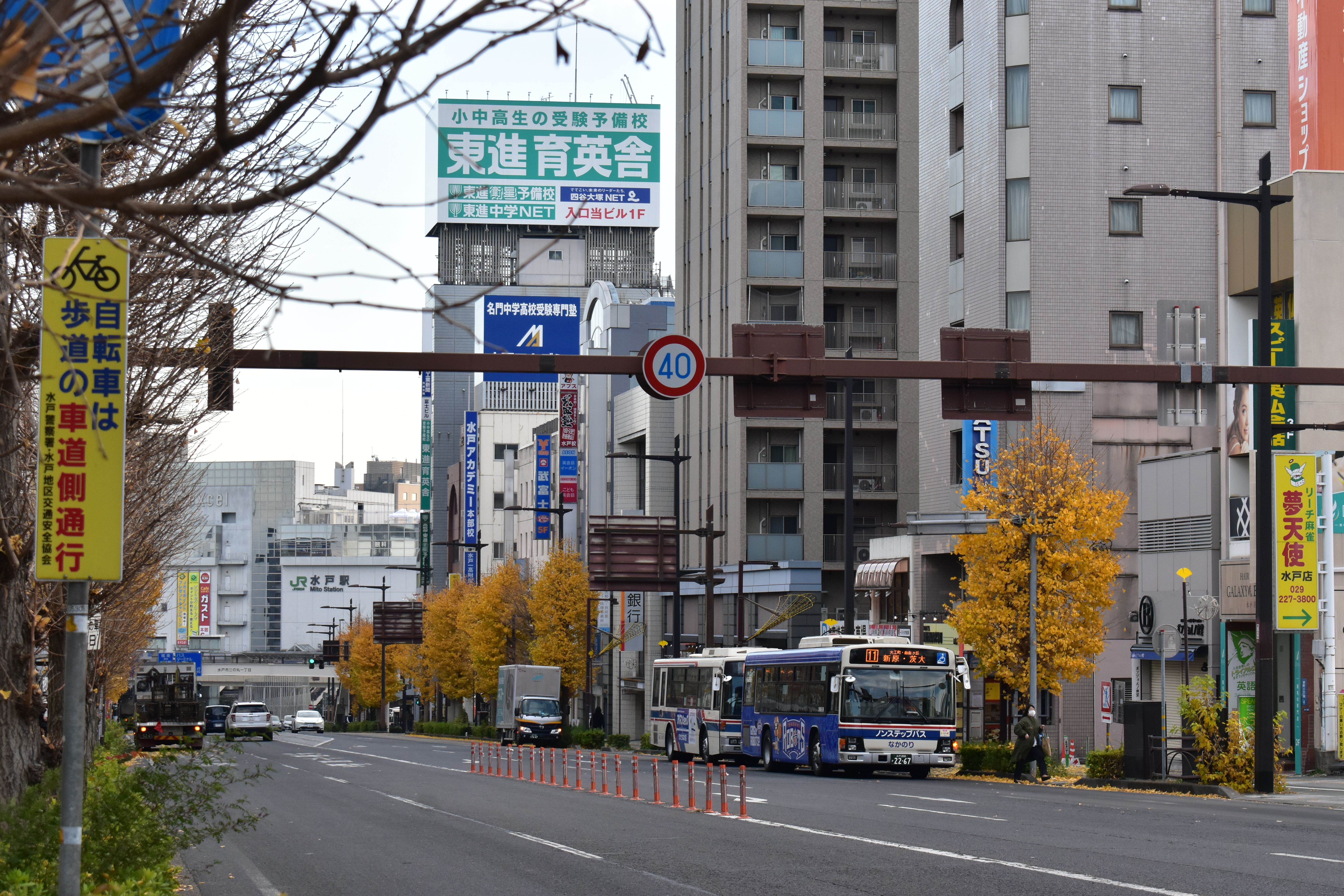 銀杏坂を走る水浜電車＝昭和30年ころ 2025年時点の写真