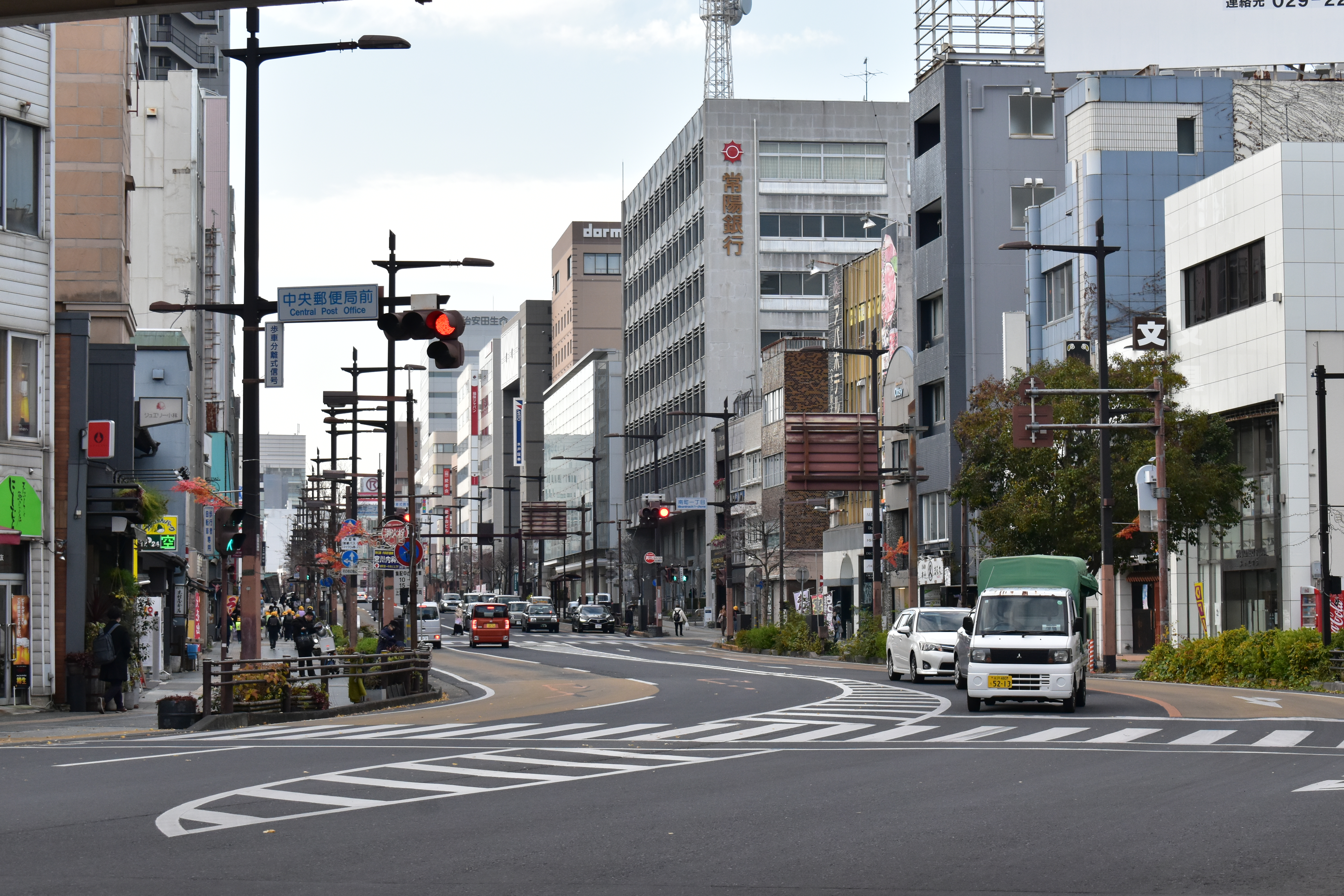 局前広場ですれ違う水浜電車＝昭和30年ころ 2025年時点の写真