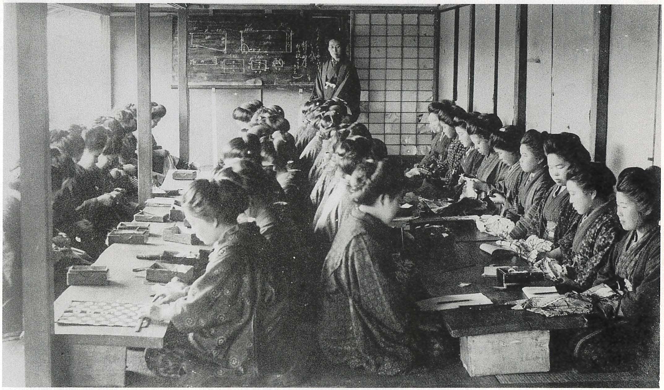 諸沢裁縫伝習所の授業風景