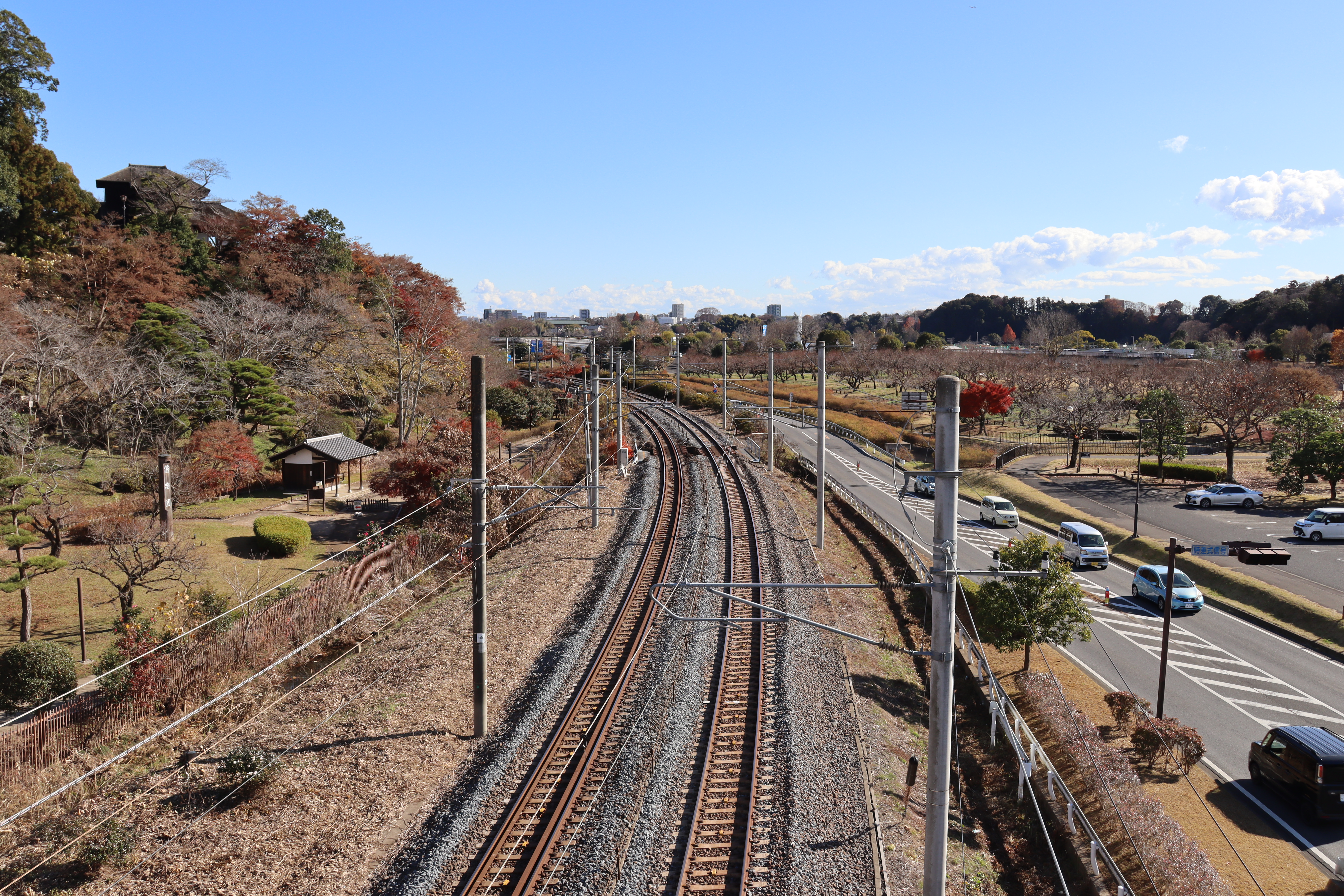 偕楽園下を小山に向かう水戸線試運転電車 2025年時点の写真